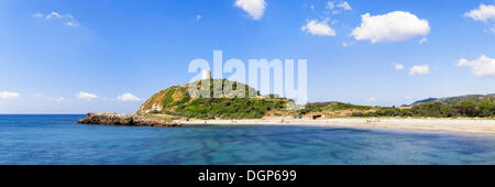 Baie de sable de Torre di Chia avec la Tour Sarrasine avec le même nom sur la Costa del Sud, Province du Sulcis, Sardaigne, Italie Banque D'Images