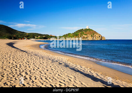 Spiaggia di Colonia plage avec vue sur la Torre di Chia, Tour Sarrasine dans la lumière du soir, Sulcis Province, Sardaigne, Italie Banque D'Images