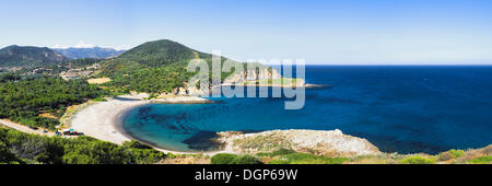 Baie circulaire de Torre di Chia sur la Costa del Sud, Province du Sulcis, Sardaigne, Italie, Europe Banque D'Images