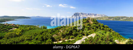 Vue de Capo Coda Cavallo sur la côte est de la Sardaigne en direction d'Olbia, Baronia Province, Sardaigne, Italie, Europe Banque D'Images