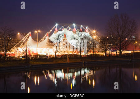 Cirque de Noël à la Cannstatter Wasen zone du festival reflète dans la rivière Neckar, Stuttgart, Bade-Wurtemberg Banque D'Images