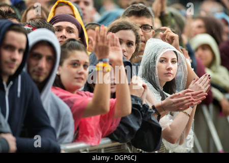 Le Reading Festival - music fans dans la pluie Août 2013 Banque D'Images