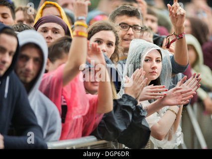 Le Reading Festival - music fans dans la pluie Août 2013 Banque D'Images