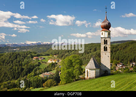 Vue depuis l'église de Saint Valentin à Seis am Schlern, Siusi allo Sciliar, Groupe d'Ortles-Cevedale, Dolomites Banque D'Images