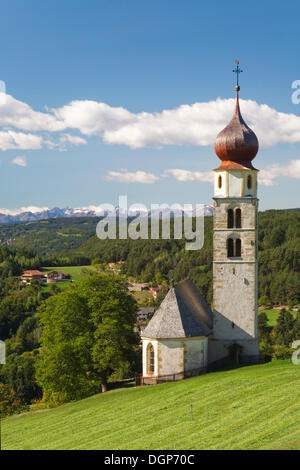 Vue depuis l'église de Saint Valentin à Seis am Schlern, Siusi allo Sciliar, Groupe d'Ortles-Cevedale, Dolomites Banque D'Images