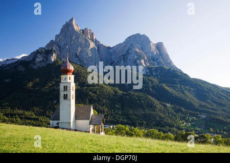 Église de Saint Valentin en vue de Sciliar et Santner Spitze, Seis am Schlern, Siusi allo Sciliar, Dolomites Banque D'Images