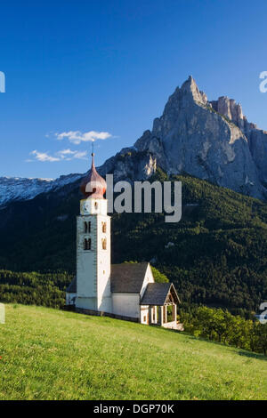 Église de Saint Valentin en vue de Sciliar et Santner Spitze, Seis am Schlern, Siusi allo Sciliar, Dolomites Banque D'Images