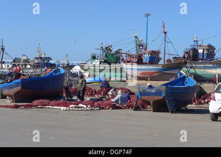 Maroc - Essaouira le port. Les pêcheurs réparer leurs filets. Banque D'Images