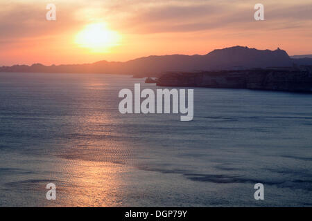 Coucher de soleil sur le détroit de Bonifacio, Bonifacio, Corse, France, Europe Banque D'Images