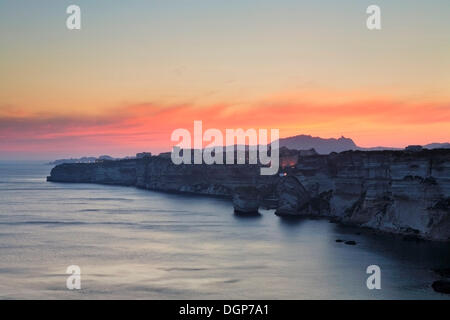 Coucher de soleil sur le détroit de Bonifacio, Bonifacio, Corse, France, Europe Banque D'Images