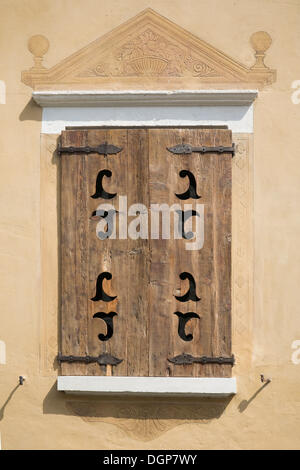 Fenêtres sur une maison à Gargnano, Lac de Garde, Lombardie, Italie, Europe Banque D'Images