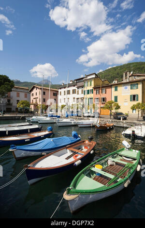 Bateaux dans le port de Moniga del Garda, Lac de Garde, Lombardie, Italie, Europe Banque D'Images