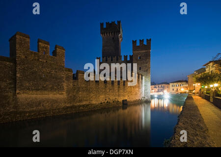 Castello Scaligero Château Scaliger la nuit à Sirmione, Lac de Garde, Lombardie, Italie, Europe Banque D'Images