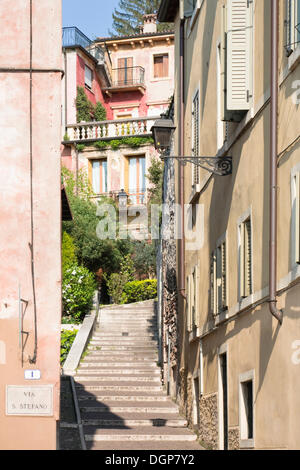 Escalier pour Castel Castel San Pietro entre vieilles maisons, Vérone, Vénétie, Italie, Europe Banque D'Images