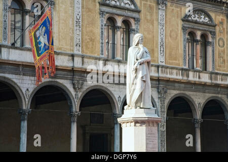 La statue de Dante dans La Piazza dei Signori square, Vérone, Vénétie, Italie, Europe Banque D'Images