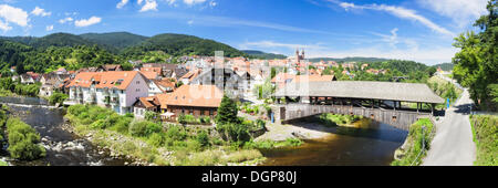 Pont en bois historique à Forbach, vallée de la Murg, Forêt-Noire, Bade-Wurtemberg Banque D'Images