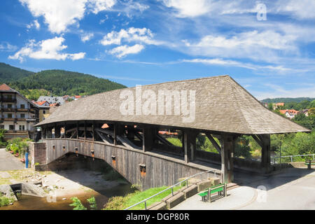 Pont en bois historique à Forbach, vallée de la Murg, Forêt-Noire, Bade-Wurtemberg Banque D'Images