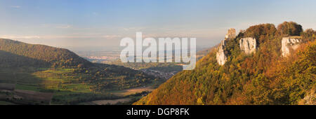 Ruines du château de Reussenstein Neidlinger Tal valley ci-dessus à l'automne, Jura souabe, Bade-Wurtemberg Banque D'Images