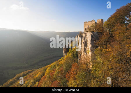 Ruines du château de Reussenstein Neidlinger Tal valley ci-dessus à l'automne, Jura souabe, Bade-Wurtemberg Banque D'Images