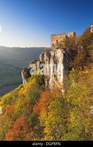 Ruines du château de Reussenstein Neidlinger Tal valley ci-dessus à l'automne, Jura souabe, Bade-Wurtemberg Banque D'Images