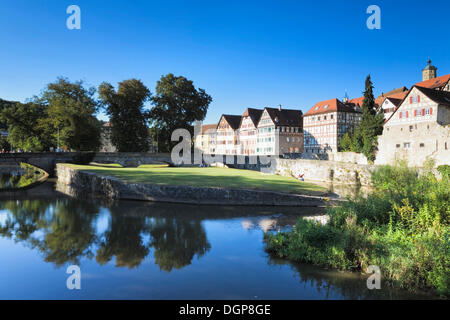 Vieille ville sur la rivière Kocher, Schwaebisch Hall, Hohenlohe, Bade-Wurtemberg Banque D'Images