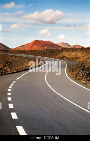 Route à travers un paysage volcanique près du Parc National de Timanfaya, Lanzarote, Canary Islands, Spain, Europe Banque D'Images