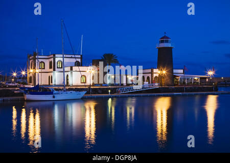Ancien phare à Playa Blanca, sur la Marina Rubicon, Lanzarote, Canary Islands, Spain, Europe Banque D'Images