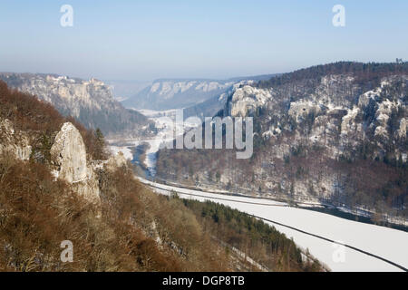 Vue depuis le rocher sur Eichfelsen Werenwag Schloss Castle et la vallée du Danube, Naturpark Obere Donau nature park, Jura Souabe Banque D'Images