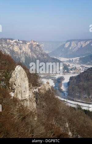 Vue depuis le rocher sur Eichfelsen Werenwag Schloss Castle et la vallée du Danube, Naturpark Obere Donau nature park, Jura Souabe Banque D'Images