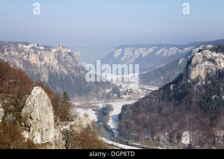 Vue depuis le rocher sur Eichfelsen Werenwag Schloss Castle et la vallée du Danube, Naturpark Obere Donau nature park, Jura Souabe Banque D'Images