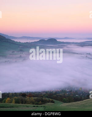 Tôt le matin de brume à Albtrauf près de Beuren, Jura souabe, Bade-Wurtemberg Banque D'Images