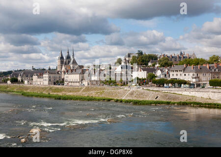Vue sur la ville sur la Loire avec pont et église Saint Nicolas, Blois, Département Loir-et-Cher, région Centre, France, Europe Banque D'Images