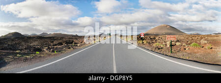 Route à travers le Parc Naturel de los volcans, Lanzarote, Canary Islands, Spain, Europe Banque D'Images