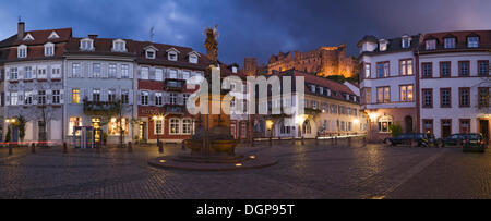 Place Kornmarkt avec les ruines du château, Heidelberg, Bade-Wurtemberg Banque D'Images