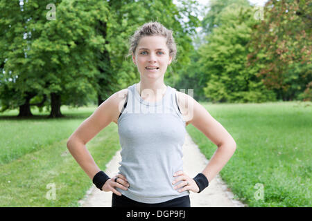 Woman wearing sportswear, debout dans un parc après le jogging Banque D'Images