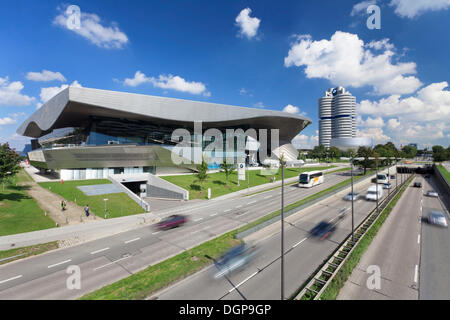 BMW Welt avec le Musée BMW sur Mittleren Ring, l'anneau central road près de la Centre Olympique, Munich, Haute-Bavière, Bavière Banque D'Images