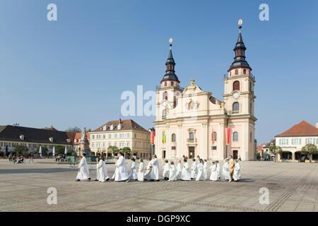 Prêtre et l'autel des garçons sur le chemin de l'église sur le marché, Ludwigsburg, Bade-Wurtemberg Banque D'Images