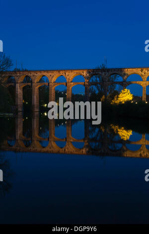 Viaduc reflétée dans le Neckar, Bietigheim, Bade-Wurtemberg Banque D'Images