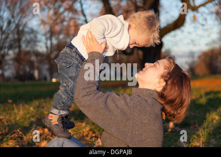 Mère jouant avec son fils de deux ans dans le parc en automne Banque D'Images