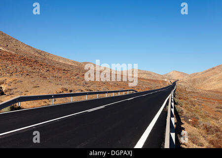 Route à travers un paysage de montagnes arides, nahe Sotavento, Fuerteventura, Îles Canaries, Espagne Banque D'Images