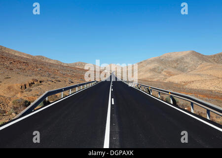 Route à travers un paysage de montagnes arides, nahe Sotavento, Fuerteventura, Îles Canaries, Espagne Banque D'Images