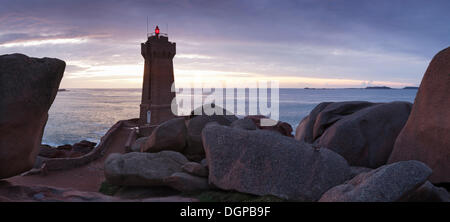 Phare de Ploumanac'h ou phare de dire Ruz phare sur la Côte de Granit Rose ou Côte de Granit Rose, Ploumanac'h, Bretagne Banque D'Images