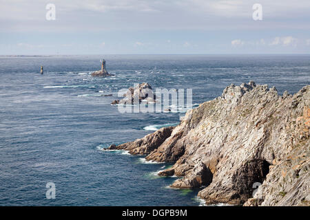 Pointe du Raz avec un phare, Pointe du Raz, Douarnenez, Bretagne, France Banque D'Images