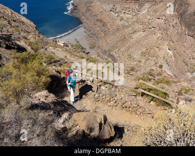 Female hiker, sentier, Sentier Quise La Cantera ci-dessous, Alajeró, La Gomera, Canary Islands, Spain, Europe Banque D'Images