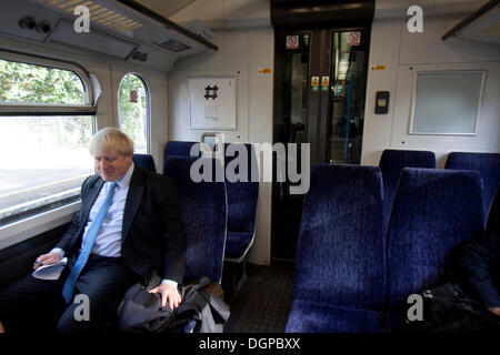 London uk. 24 oct, 2013. Le maire de Londres Boris Johnson est en tant que passager dans un train de banlieue : crédit amer ghazzal/Alamy live news Banque D'Images