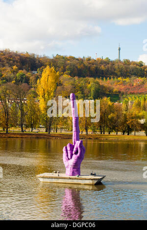 Prague, République tchèque. 24 Oct, 2013. La sculpture avec un geste grossier a fait du Château de Prague, siège du Président tchèque Milos Zeman, par l'artiste tchèque David Cerny est placé sur la rivière Vltava. Credit : Radek Detinsky/Alamy Live News Banque D'Images