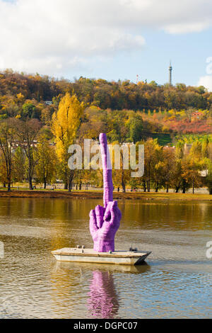 Prague, République tchèque. 24 Oct, 2013. La sculpture avec un geste grossier a fait du Château de Prague, siège du Président tchèque Milos Zeman, par l'artiste tchèque David Cerny est placé sur la rivière Vltava. Credit : Radek Detinsky/Alamy Live News Banque D'Images