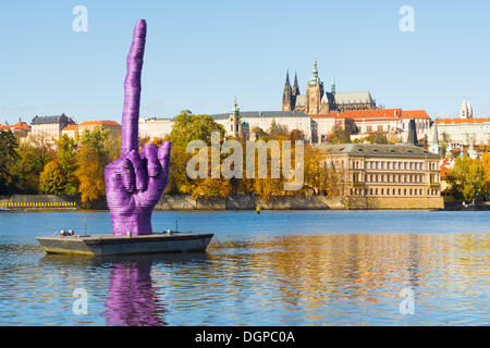 Prague, République tchèque. 24 Oct, 2013. La sculpture avec un geste grossier a fait du Château de Prague, siège du Président tchèque Milos Zeman, par l'artiste tchèque David Cerny est placé sur la rivière Vltava. Credit : Radek Detinsky/Alamy Live News Banque D'Images