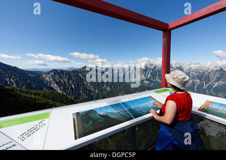 Femme à la terrasse d'observation sur la montagne Hoess Hutterer, Totes Gebirge, gamme Pyhrn-Priel Région, district de quart Banque D'Images