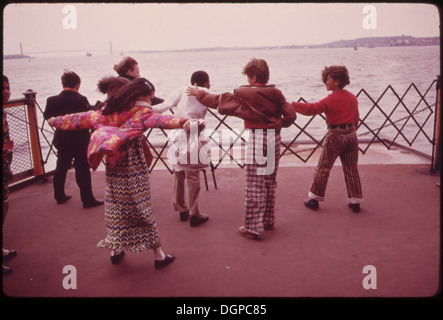 Un groupe scolaire est photographié lors d'une excursion à bord du ferry de Staten Island, traversant Upper New York Bay. Le voyage offre une vue sur la baie et le port de New York, servant d'expérience éducative pour les étudiants. Banque D'Images